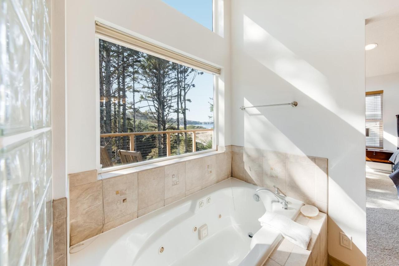 Yaquina Lighthouse View Beach Home Tour de Tour de Newport Extérieur photo